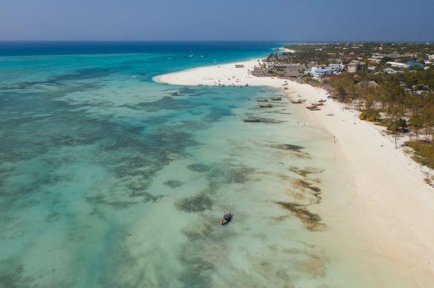Производитель алкогольной продукции aerial shot of coastline boats and seabed in zanzibar island tanzania africa