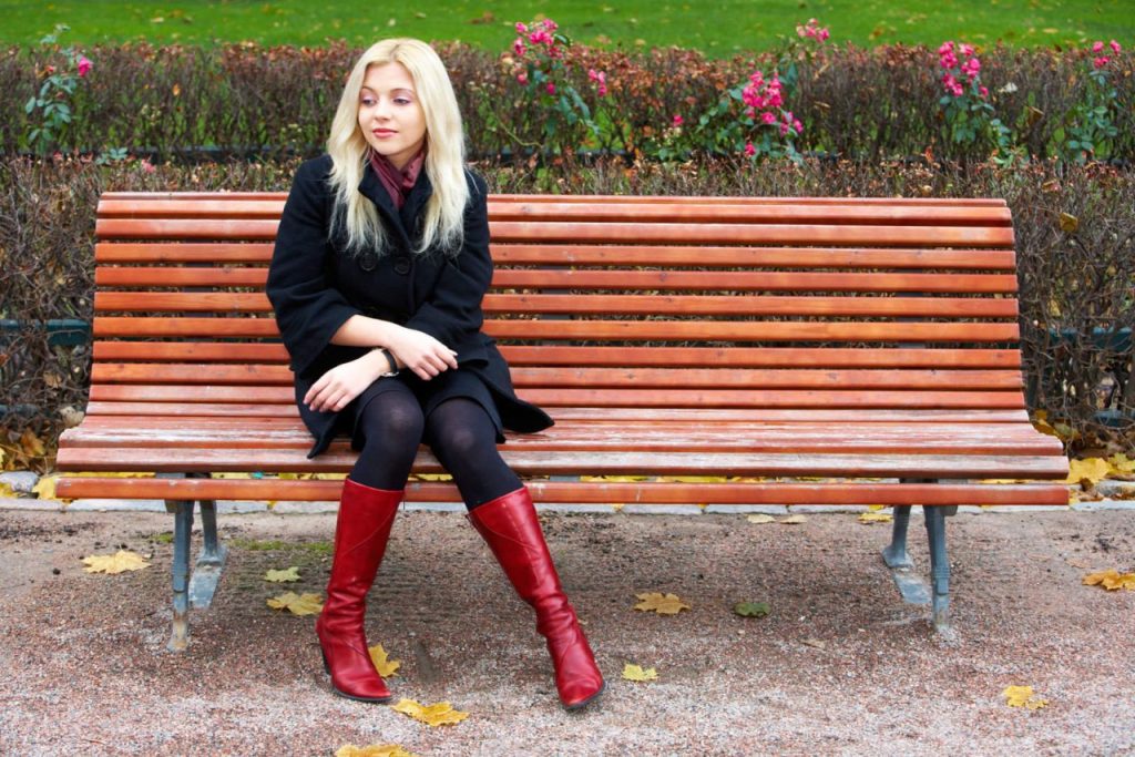 Производитель алкогольной продукции kak ne zaskuchat v samostoyatelnom puteshestvii 1 How not to get bored during your solo trip - young woan on the bench alone