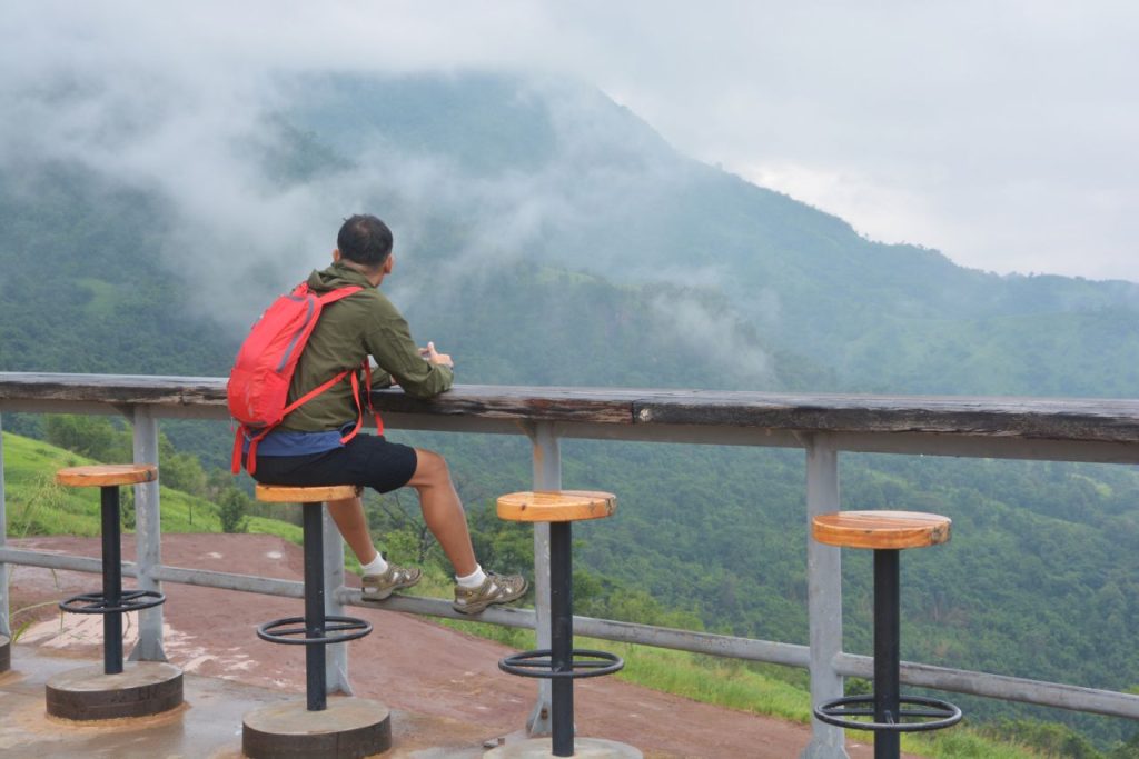 Производитель алкогольной продукции kak obezopasit sebya puteshestvuya v odinochku 1 How to stay safe when traveling solo - backpacker on the mountain